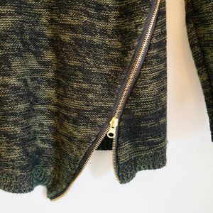 Sweater with zipper detial